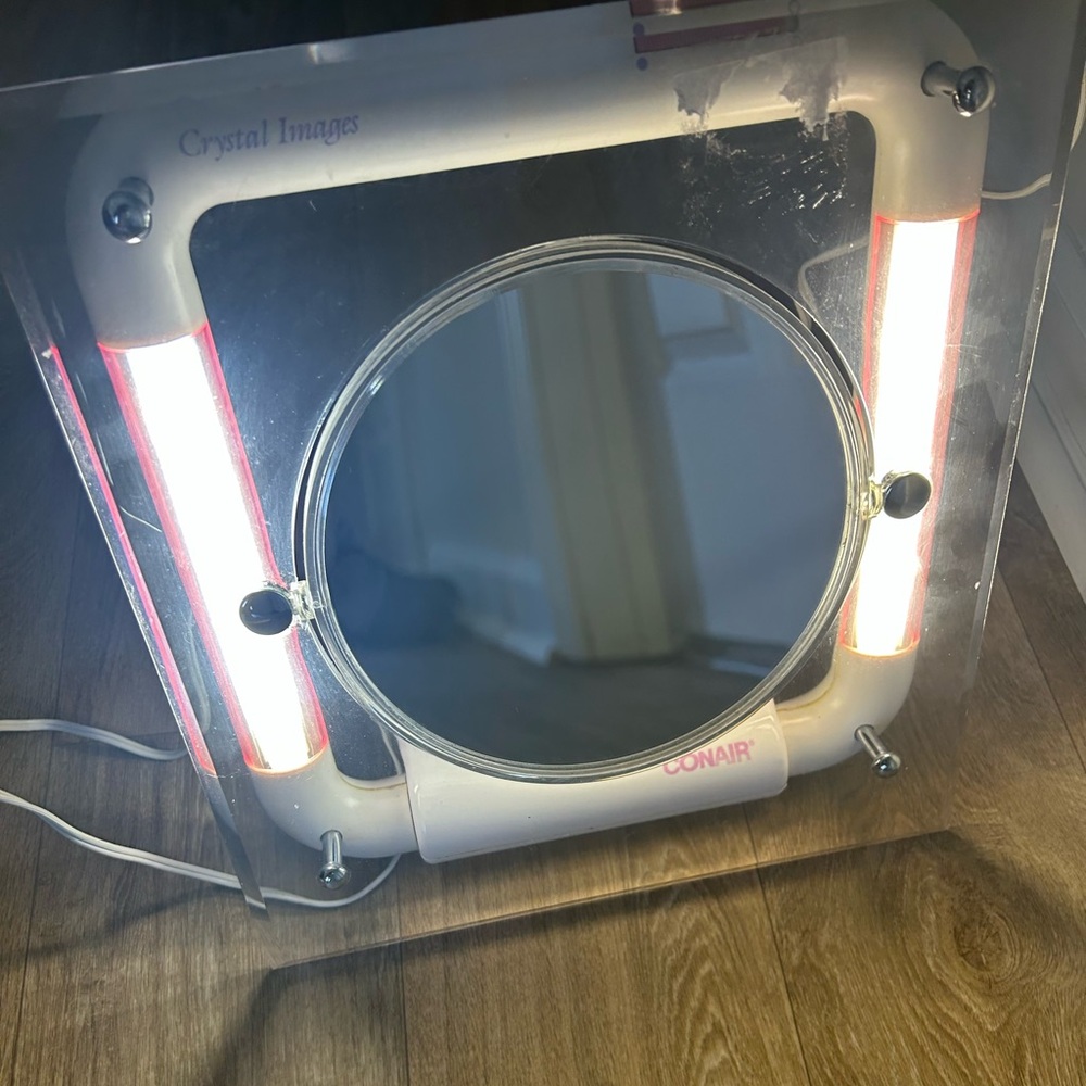 Vintage Illuminated Makeup Mirror - White